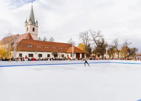 Patinoarul din Cetate s-a deschis la Târgu Mureș
